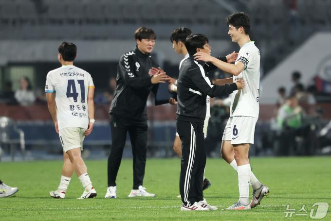 [사진] 포옹하는 김기동 감독·기성용