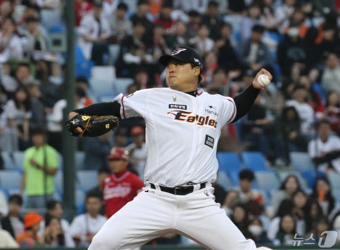 30일 오후 대전 중구 한화생명 이글스파크에서 열린 프로야구 '2024 신한 SOL Bank KBO리그' SSG 랜더스와 한화 이글스 경기에서 한화 선발 류현진이 역투하고 있다. 2024.4.30/뉴스1 ⓒ News1 김기태 기자