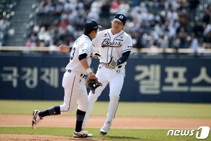 두산 베어스 투수 곽빈(오른쪽)과 3루수 허경민. 2024.3.31/뉴스1 ⓒ News1 이승배 기자