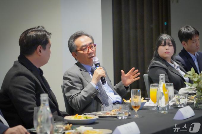 [사진] 청년들 만나 대화 나누는 조태열 외교장관