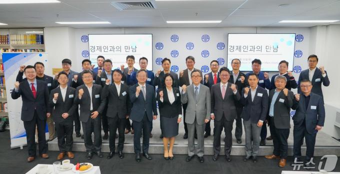 [사진] 호주 진출 경제인들 만나 기념 촬영하는 조태열 외교부 장관