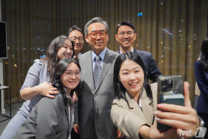 [사진] 호주 유학생 및 워킹홀리데이 참가자들과 기념 촬영하는 조태열 외교장관
