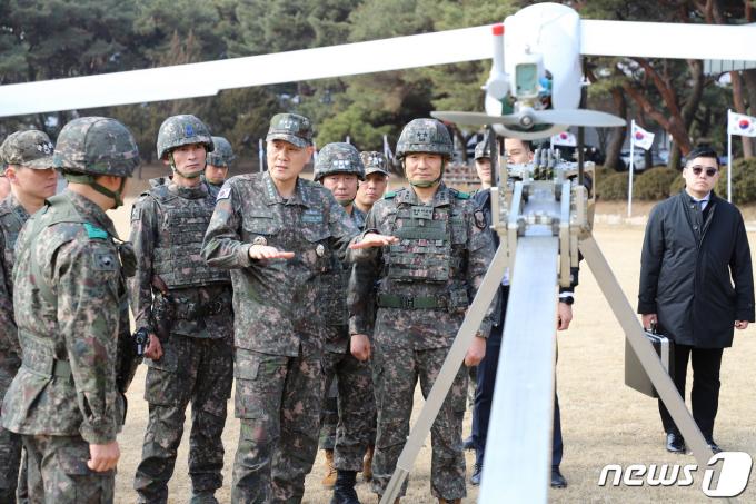 김명수 합동참모본부 의장이 지난 2월 드론작전사령부를 방문, 이보형 드론작전사령관으로부터 전력 현황을 보고받고 있다. (합참 제공) 2024.2.14/뉴스1