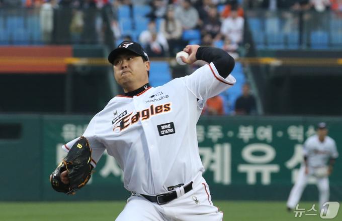 30일 오후 대전 중구 한화생명 이글스파크에서 열린 프로야구 '2024 신한 SOL Bank KBO리그' SSG 랜더스와 한화 이글스 경기에서 한화 선발 류현진이 역투하고 있다. 2024.4.30/뉴스1 ⓒ News1 김기태 기자