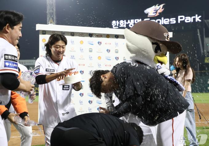 30일 오후 대전 중구 한화생명 이글스파크에서 열린 프로야구 '2024 신한 SOL Bank KBO리그' SSG 랜더스와 한화 이글스 경기에서 100승을 달성한 한화 류현진이 동료에게 축하받고 있다. 2024.4.30/뉴스1 ⓒ News1 김기태 기자
