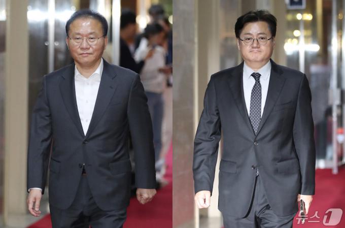 윤재옥 국민의힘 원내대표 겸 대표 권한대행(왼쪽)과 홍익표 더불어민주당 원내대표가 30일 오후 서울 여의도 국회에서 여야 원내대표 회동을 위해 국회의장실에 들어서고 있다. 2024.4.30/뉴스1 ⓒ News1 임세영 기자
