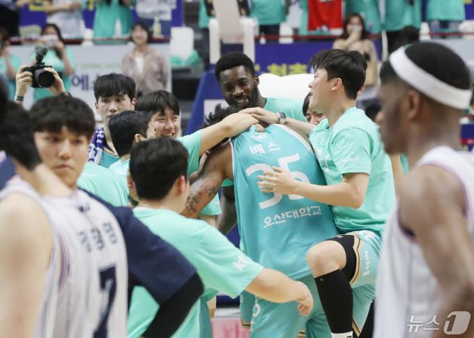 29일 오후 경기 수원시 권선구 수원KT소닉붐아레나에서 열린 '2023-2024 정관장 프로농구' 챔피언 결정전 2차전 수원 KT 소닉붐과 부산 KCC 이지스의 경기에서 승리를 거둔 KT 선수들이 기뻐하고 있다. 이날 경기는 수원 KT 소닉붐이 101대97으로 승리했다. 2024.4.29/뉴스1 ⓒ News1 김영운 기자