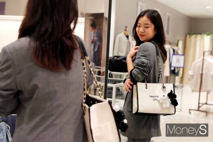 광주신세계 본관 3층 질스튜어트에서 모델이 가방 장식품인 토끼모양 백꾸를 선보이고 있다/사진=광주신세계 제공.