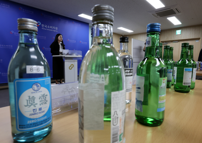 한국소비자원이 제로 식품의 당류 및 열량을 조사한 결과, 제로슈거 소주의 열량 및 당류는 일반 소주와 비교해 큰 차이가 없는 것으로 확인됐다. / 사진=뉴스1 이동해 기자
