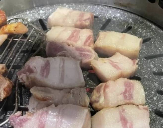 문제가 된 제주도 고깃집에서에서 판매한 비계 삼겹살. /사진=온라인 커뮤니티 '보배드림' 캡처 