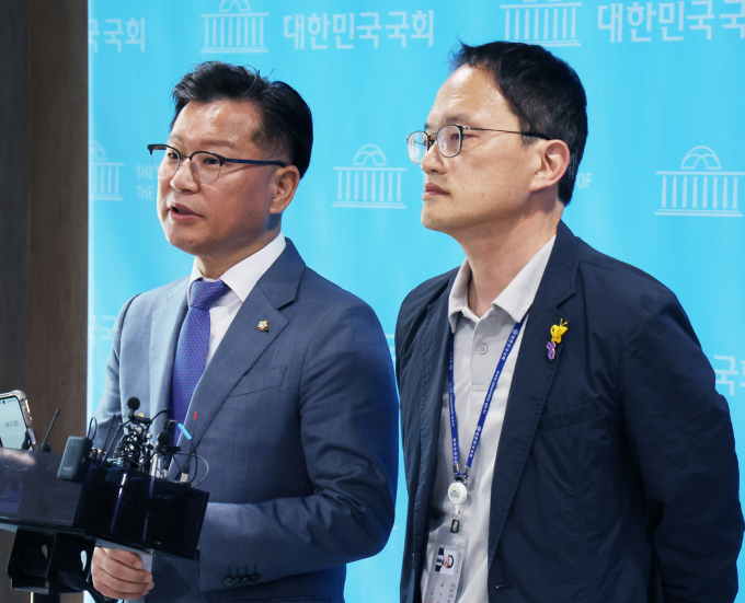 이양수 국민의힘 수석부대표와 박주민 더불어민주당 수석부대표가 1일 서울 여의도 국회 소통관에서 본회의에 상정될 이태원특별법 수정안 안건과 관련 기자회견을 마치고 취재진의 질문을 받고 있다. / 사진=뉴스1 송원영 기자