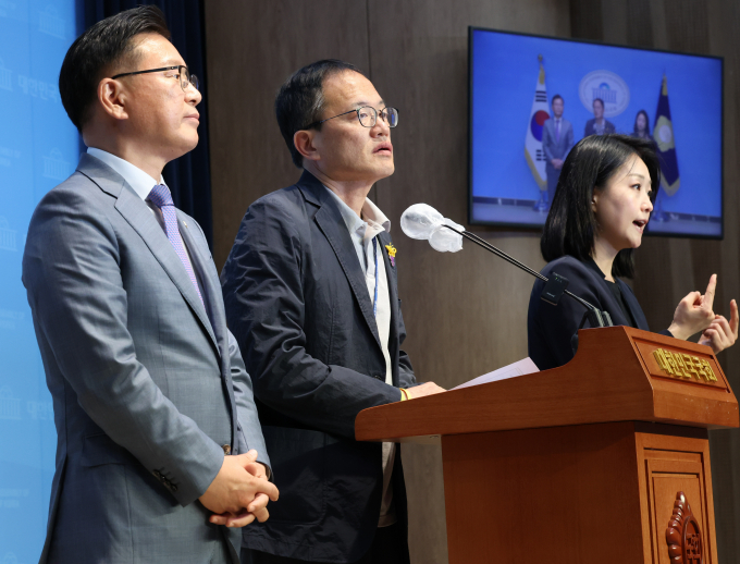 이양수 국민의힘 수석부대표와 박주민 더불어민주당 수석부대표가 1일 서울 여의도 국회 소통관에서 본회의에 상정될 이태원특별법 수정안 안건과 관련 기자회견을 하고 있다. / 사진=뉴스1 송원영 기자 