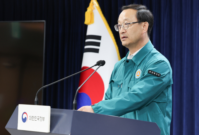 전병왕 중앙재난안전대책본부 제1통제관(보건복지부 보건의료정책실장)이 1일 서울 종로구 정부서울청사에서 의사집단행동 중앙재난안전대책본부 브리핑을 하고 있다./사진=뉴스1