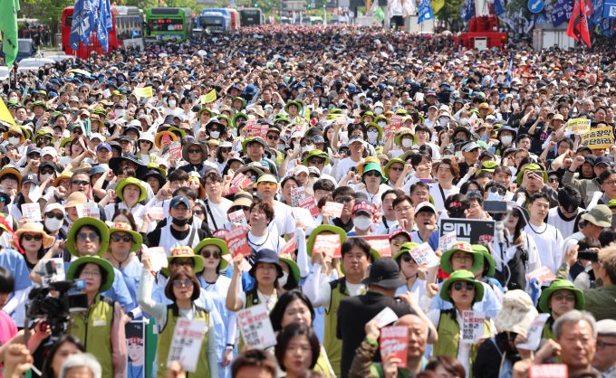 민주노총 조합원들이 1일 오후 서울 광화문네거리에서 가진 2024 세계 노동절 대회에서 구호를 외치고 있다. 민주노총은 윤석열 정권이 노조법 2·3조 개정안을 거부하고 중대재해처벌법 확장 적용을 반대하는 등 반노동 정책을 펼치고 있다며 윤석열 정권의 퇴진을 촉구했다. / 사진=뉴스1 신웅수 기자 