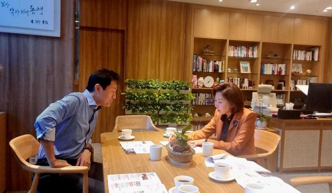 나경원(오른쪽) 국민의힘 서울 동작을 당선인이 1일 오세훈 서울시장과 면담했다. (나경원 당선인 페이스북)