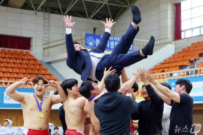 [사진] '우승의 기쁨을 감독님과 함께'