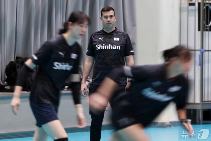 페르난도 모랄레스 여자배구 국가대표팀 감독이 1일 오후 서울 서대문구 중앙여자고등학교 체육관에서 열린 공개 훈련에서 선수들을 지켜보고 있다. 2024.5.1/뉴스1 ⓒ News1 이동해 기자