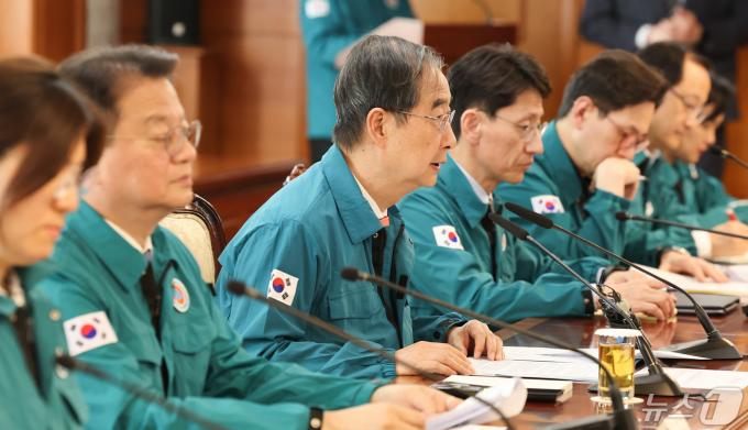 한덕수 국무총리가 1일 서울 종로구 정부서울청사에서 열린 의사집단행동 중앙재난안전대책본부 회의에서 모두발언을 하고 있다. 2024.5.1/뉴스1 ⓒ News1 허경 기자