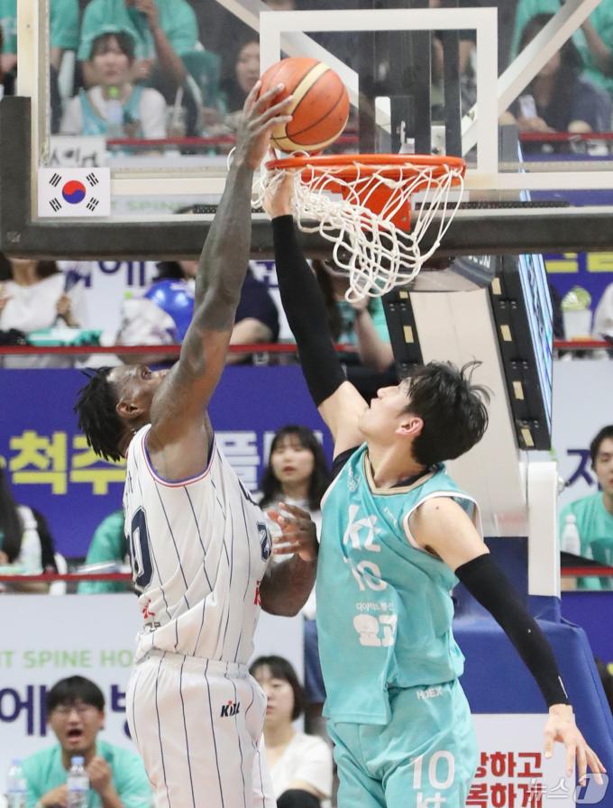 29일 오후 경기 수원시 권선구 수원KT소닉붐아레나에서 열린 '2023-2024 정관장 프로농구' 챔피언 결정전 2차전 수원 KT 소닉붐과 부산 KCC 이지스의 경기에서 KCC 라건아가 슛을 하고 있다. 2024.4.29/뉴스1 ⓒ News1 김영운 기자