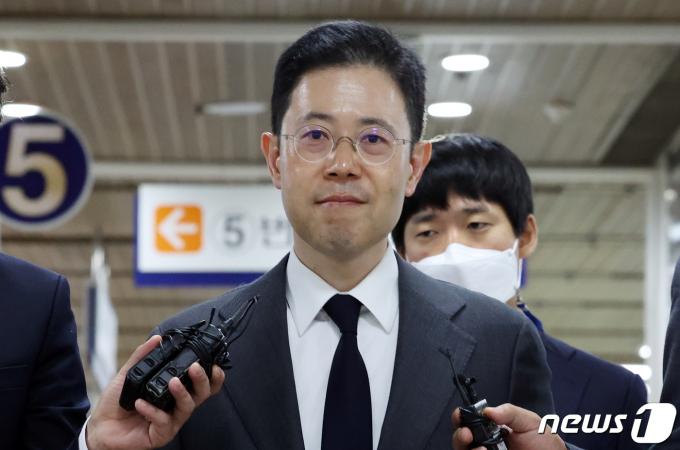 '고발사주' 의혹으로 기소된 손준성 대구고검 차장검사가 17일 오전 서울 서초구 고등법원에서 열린 2심 1회 공판에 출석하고 있다. 2024.4.17/뉴스1 ⓒ News1 김명섭 기자