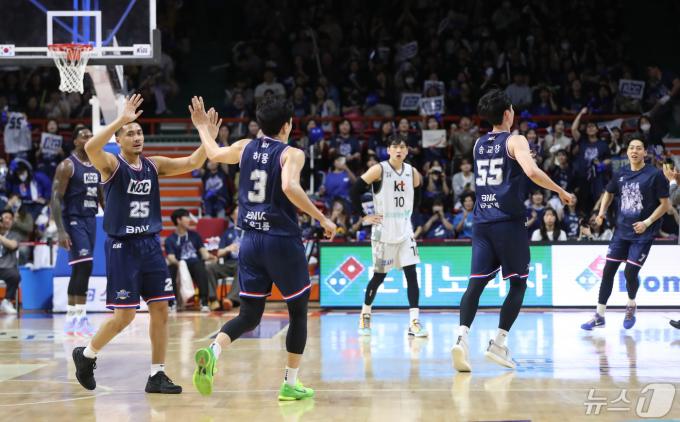 1일 오후 부산 사직실내체육관에서 열린 '2023-2024 정관장 프로농구' 챔피언 결정전 3차전 부산 KCC 이지스와 수원 KT 소닉붐의 경기에서 KCC 허웅이 레이업슛을 성공한 후 동료들과 기뻐하고 있다. 2024.5.1/뉴스1 ⓒ News1 윤일지 기자