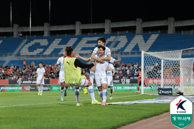 포항 스틸러스의 정재희가 강원FC 원정에서 득점 후 기뻐하고 있다. (한국프로축구연맹 제공)