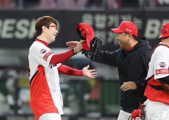 [사진] 이범호 감독 축하 받는 KIA 양현종
