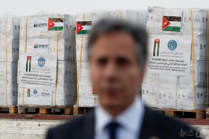 요르단 암만에서 30일(현지시간) 토니 블링컨 미국 국무장관 뒤로 트럭에 실린 구호물품이 보인다. 2024.04.30 ⓒ 로이터=뉴스1 ⓒ News1 정지윤 기자