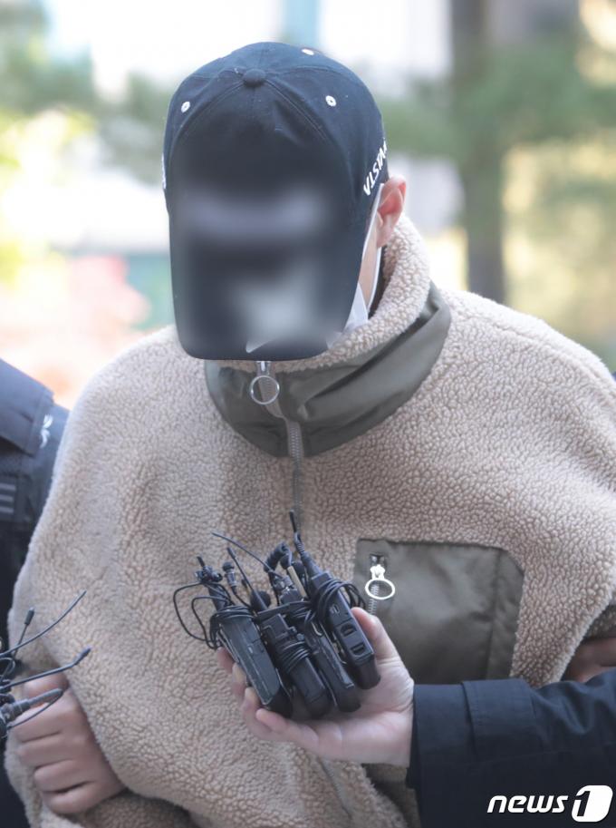 친누나를 흉기로 찔러 살해하고 농수로에 유기한 남동생 A씨가 구속 전 피의자 심문(영장실질심사)을 받기 위해 2021년 5월 2일 인천 미추홀구 인천지방법원으로 들어서고 있다. A씨는 범행 4개월 여 뒤인 지난달 21일 인근 주민이 친누나 B씨의 시신을 발견해 112에 신고하면서 수사에 나선 경찰에 붙잡혔다. 조사 결과 A씨는 지난 4개월간 범행이 발각될 것을 두려워하면서 며칠 간격으로 시신 유기 장소인 '강화 석모도'를 인터넷 포털 사이트에 주기적으로 검색해 온 것으로 조사됐다. 2021.5.2/뉴스1 ⓒ News1 이성철 기자