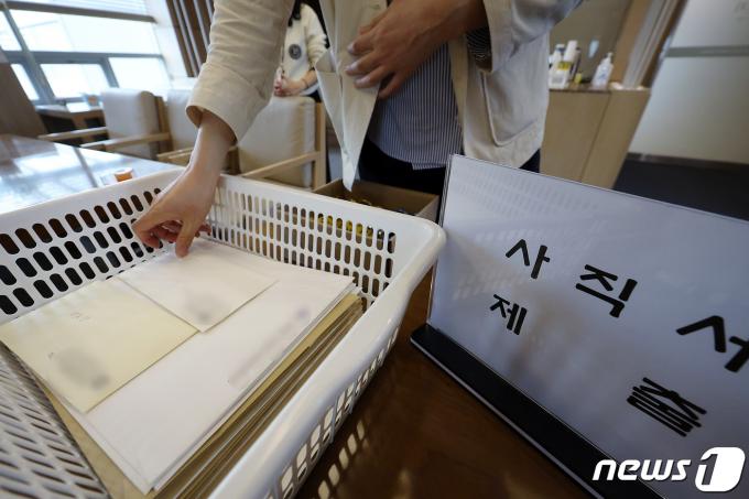 정부의 의과대학 증원 방침으로 전국 의대 교수들의 사직이 이어지고 있는 3일 서울 시내의 한 대학병원에서 교수들이 사직서를 제출하고 있다. 2024.4.3/뉴스1 ⓒ News1 박정호 기자