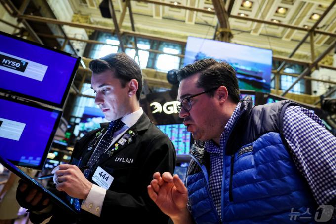 Traders work on the floor at the New York Stock Exchange (NYSE) in New York City, U.S., April 29, 2024. REUTERS/Brendan McDermid ⓒ 로이터=뉴스1