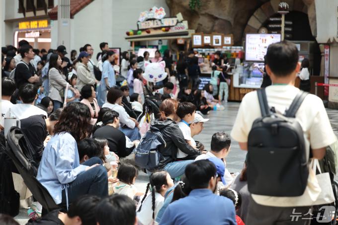 근로자의 날인 1일 오후 서울 송파구의 한 놀이공원에 나들이객이 가득하다. 2024.5.1/뉴스1 ⓒ News1 김민지 기자
