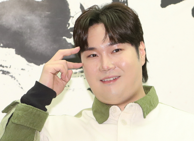 가수 겸 작곡가 유재환(35)이 작곡비 사기 논란에 고개 숙였다. 하지만 성희롱 의혹은 부인했다. 사진은 지난 2022년 서울 마포구 스탠포드호텔코리아에서 진행된 ENA 새 예능 '효자촌' 제작발표회에 참석한 가수 겸 작곡가 유재환. /사진=뉴스1
