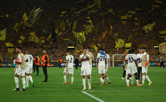 이강인의 소속팀 파리 생제르맹(PSG)이 2일 오전(한국시각) 독일 BVB 슈타디온 도르트문트에서 열린 도르트문트와의 2023-24시즌 유럽축구연맹(UEFA) 챔피언스리그 준결승 1차전 원정에서 0-1로 패했고 이강인은 출장하지 않았다. 사진은 이날 패배 후 원정 온 팬들에게 인사하는 PSG 선수들. /사진=로이터