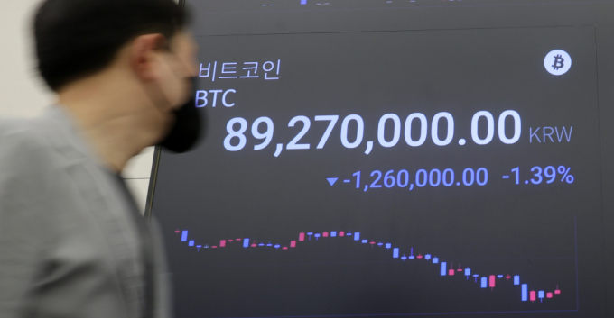 비트코인 현물 상장지수펀드(ETF) 시장의 부진으로 비트코인 시세가 9천만원 아래로 떨어진 29일 서울 강남구 업비트 라운지 전광판에 비트코인 시세가 나오고 있다. /사진=뉴스1