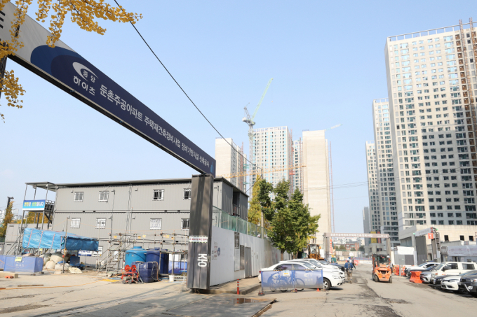 서울 강동구의 입주물량이 늘자 경기 하남시의 4월 넷째주 전세가격 변동률이 수도권(0.07%)과 경기(0.06%) 평균보다 한참 낮은 -0.08%로 조사됐다. 사진은 서울 강동구의 한 아파트 건설현장. /사진=뉴시스