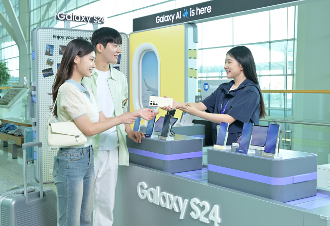 인천공항 제2여객터미널 3층에 위치한 '갤럭시 스튜디오'에서 여행객이 '갤럭시 S24 시리즈' 대여 서비스를 이용하고 있다. /사진=삼성전자