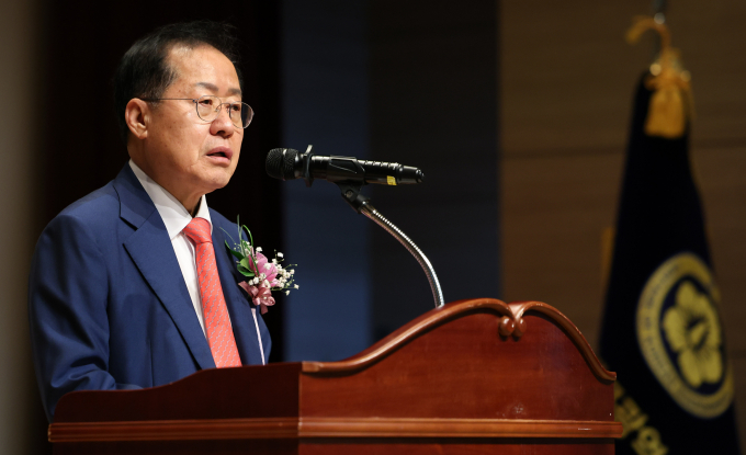 홍준표 대구시장이 지난달 29일 한동훈 전 국민의힘 비상대책위원장에 대한 비판이 과하다는 지적 게시글에 "그러니 맨날 당하고 살지요"라는 댓글을 남겼다. 사진은 홍 시장이 지난달 11일 대구 달서구 정부대구지방합동청사에서 열린 제105주년 대한민국 임시정부 수립 기념식에서 기념사를 하는 모습. /사진=뉴시스