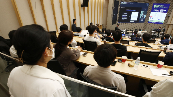 의대 입시 계획 진행 절차가 잠정 중단되면서 수험생들의 혼란이 커질 것으로 보인다. 사진은 지난달 30일 오후 서울대학교병원에서 '대한민국 의료가 나아가야 할 길'을 주제로 열린 서울의대-서울대병원 교수 협의회 비대위 긴급심포지엄'. /사진=뉴스1