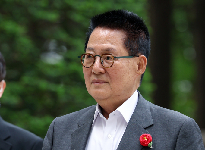 박지원 더불어민주당 당선인(전남 해남·완도·진도)이 지난 1일 윤석열 대통령, 김진표 국회의장, 박병석 전 국회의장을 향해 욕설한 것에 대해 사과를 전했다. 사진은 박 당선인이 지난달 26일 서울 서초구 서울중앙지법에서 열린 '서해 공무원 피살 사건' 관련 공판에 출석하는 모습. /사진=뉴스1