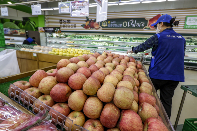  4월 소비자물가가 1년 전보다 2.9% 오르며 3개월 만에 2%대로 들어왔다. 서울시내 대형마트를 찾은 시민들이 장을 보고 있다. /사진=뉴시스