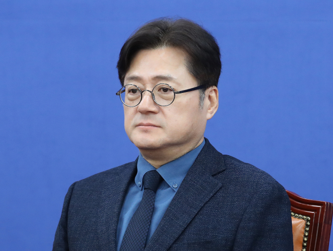 홍익표 더불어민주당 원내대표가 2일 국회 본회의에서 채 상병 특검법을 처리하겠다고 말했다. 사진은 홍 원내대표가 2일 서울 여의도 국회에서 열린 정책조정회의에 참석한 모습. /사진=뉴스1 