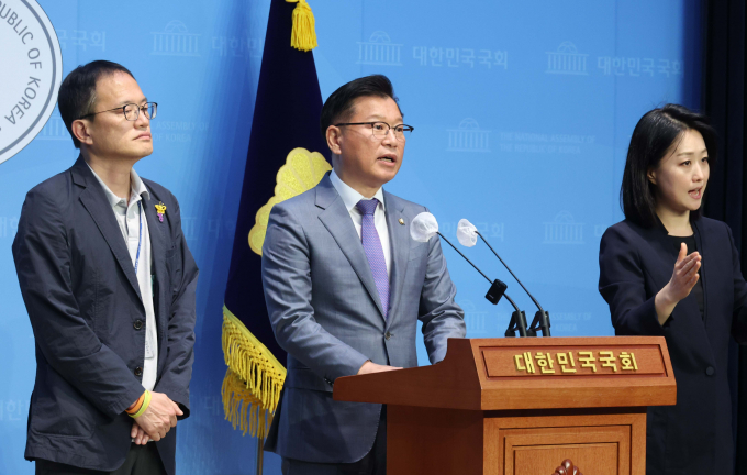 이양수 국민의힘 원내수석부대표가 더불어민주당의 채 상병 특검법 본회의 처리 강행에 대해 합의 처리를 시도해보자고 요구했다. 사진은 이 원내수석부대표(가운데)와 박주민 민주당 원내수석부대표(왼쪽)가 지난 1일 서울 여의도 국회 소통관에서 이태원 특별법에 대한 합의 사항 발표 공동 기자회견을 진행 중인 모습. /사진=뉴시스