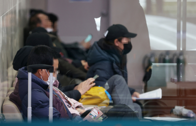 서울대의대·병원 비상대책위원회 소속 교수진이 사직에 돌입하면서 진료 체계에 비상이 걸렸다. 이 중 한 명인 방재승 신경외과 교수에게만 예약된 환자가 1900명인 것으로 알려졌다. 서울에 위치한 대학병원에서 진료를 기다리는 환자들의 모습으로 기사와 무관. /사진=임한별 기자