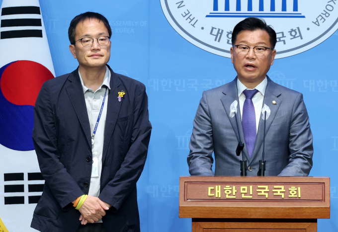 '이태원 참사 특별법' 수정안이 2일 국회 행정안전위원회를 통과했다. 이태원 참사 특별법은 이날 법제사법위원회를 거쳐 오후 본회의에서 처리될 전망이다. 사진은  이양수 국민의힘 원내수석부대표(오른쪽)와 박주민 더불어민주당 원내수석부대표가 지난 1일 서울 여의도 국회 소통관에서 이태원 참사 특별법에 대한 합의사항 발표 공동 기자회견을 하는 모습. /사진=뉴시스