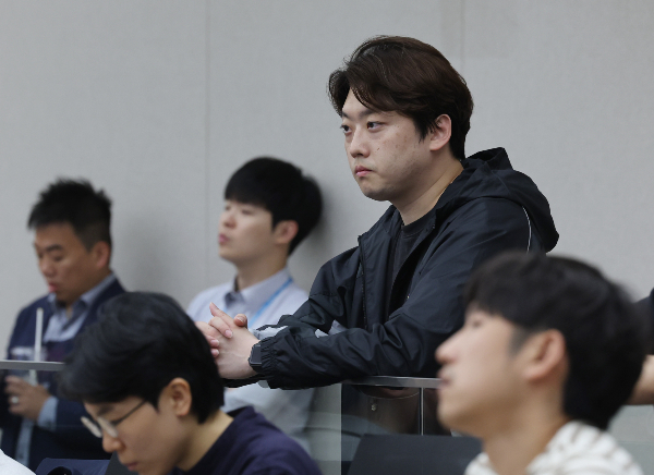 박단 대한전공의협의회(대전협) 비상대책위원장이 대한의사협회(의협) 회장의 '범 의료계 협의체' 추진에 대해 우려를 표했다. 박 위원장이 지난달 30일 오후 서울 종로구 서울대병원 제일제당홀에서 열린 서울대학교 의과대학-서울대병원 교수협의회 비상대책위원회 긴급 심포지엄에서 발표를 듣고 있다. /사진=뉴시스