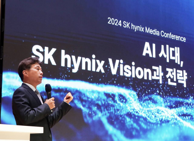 SK하이닉스 곽노정 대표이사 사장이 2일 이천 본사에서 ‘AI시대, SK하이닉스 비전과 전략’을 주제로 기자 간담회를 진행하고 있다. / 사진=SK하이닉스