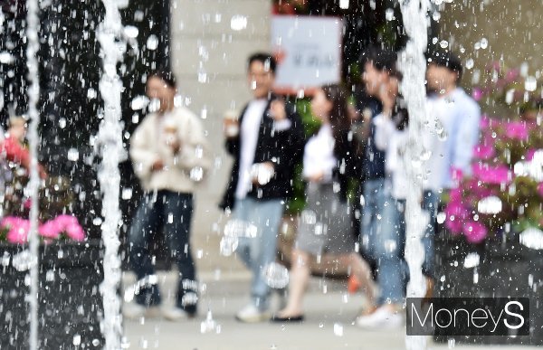 3일 낮 최고기온이 29도까지 올라 더울 전망이다. 사진은 지난달 29일 서울 광화문 광장 분수대 주변을 거니는 시민들의 모습. /사진=임한별 기자