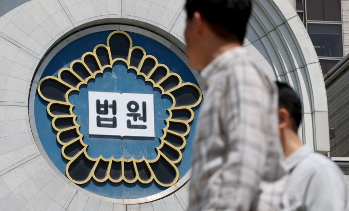 법원이 대통령실에 의대 증원 근거 자료 제출을 요청했다. 이에 대통령실은 "성심을 다해 가지고 있는 자료를 충분히 낼 것"이라고 전했다. 사진은 2일 서울 서초구 서울중앙지방법원에서 관계자가 이동하는 모습. /사진=뉴스1