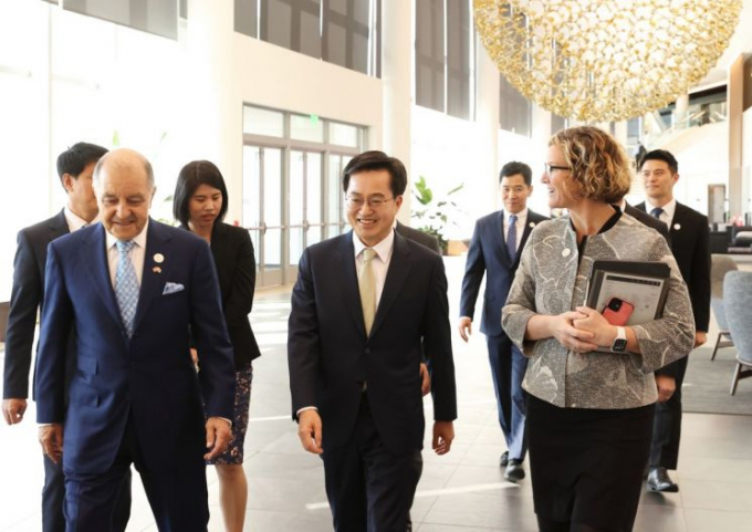 김동연 경기도지사를 단장으로 한 경기도대표단이 경제영토 확장과 국제교류협력 강화, 1조 원 이상 해외투자 유치를 위해 6일부터 18일까지 11박 13일간 미국과 캐나다를 방문한다. 사진은 지난해 미국 방문 당시 투자협약을 위해 에어프로덕츠사를 방문한 김동연 지사(가운데). / 사진제공=경기도 